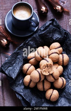 I baci di Lady, i tradizionali biscotti alla noce italiana con farcitura di caffè e cioccolato. Foto Stock