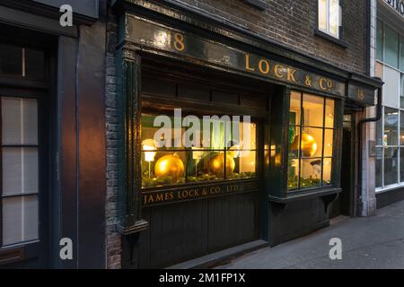 Il retro di Lock and Co in Crown Passage St James, il negozio più antico del mondo. Foto Stock