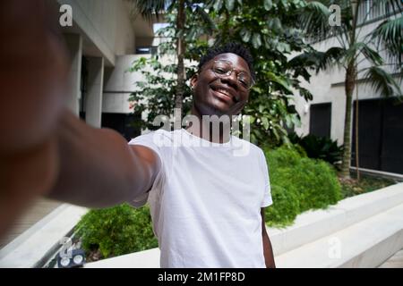 Selfie POV fuori di un allegro sorridente giovane afro-americano Foto Stock