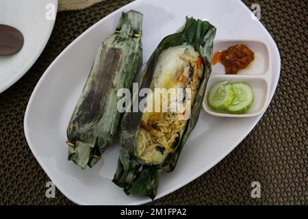Nasi Bakar, il tradizionale Sundanese grigliate di riso in foglia di banana Foto Stock