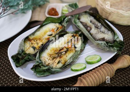 Nasi Bakar, il tradizionale Sundanese grigliate di riso in foglia di banana Foto Stock