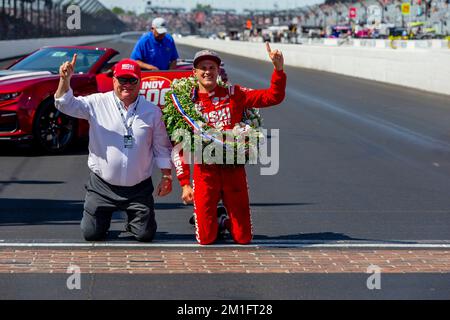 MARCUS ERICSSON (8) di Kumla, Svezia vince la Indianapolis 500 al circuito di Indianapolis a Indianapolis, MI, USA. Foto Stock