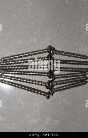 Ancoraggi autoperforanti in plastica per pareti a secco con viti autofilettanti a testa piatta Phillips Foto Stock