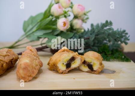 Banana fritta con varie farciture, Pisang Goreng Lumer è cibo tradizionale indonesiano Foto Stock