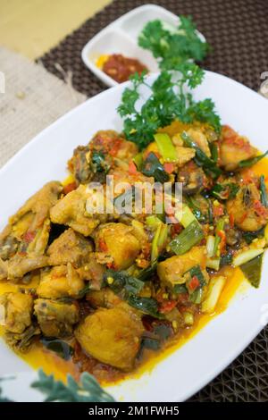 Ayam rica-rica è cibo tradizionale dal Manado Indonesia pollo con spezie Foto Stock