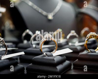 Gioielli anelli con diamanti e collane mostrano in luxury retail store window display vetrina Foto Stock