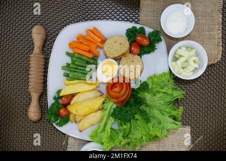 Il cibo indonesiano Galantine è un piatto tradizionale giavanese con influenze europee che consiste nel primo piano di carne e verdure nel piatto Foto Stock