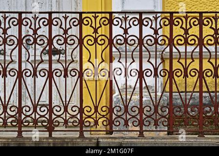 Griglia decorativa nel portico, Petropolis, Rio de Janeiro, Brasile Foto Stock