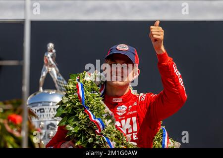 MARCUS ERICSSON (8) di Kumla, Svezia vince la Indianapolis 500 al circuito di Indianapolis a Indianapolis, MI, USA. Foto Stock