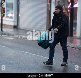 Brentwood, Regno Unito. 12th Dec, 2022. Brentwood Essex 12th dicembre 2022 si segnala che il Consiglio Borough di Brentwood propone di 'vietare' ai conducenti di Deliveroo di prelevare in Brentwood Essex High Street. Il parcheggio per l'autista deve essere fornito nei parcheggi del comune vicino al centro della città. Si segnala inoltre che il consiglio ha avuto colloqui con alti dirigenti presso Deliveroo Credit: Ian Davidson/Alamy Live News Foto Stock