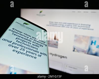 Smartphone con webpahe e logo della società energetica portoghese Frequent Summer S.A. sullo schermo aziendale. Messa a fuoco in alto a sinistra del display del telefono. Foto Stock