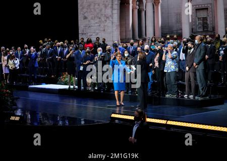 Los Angeles, California, Stati Uniti. 11th Dec, 2022. Il sindaco Karen Bass (democratico di Los Angeles, California), è giurato dal vice presidente degli Stati Uniti Kamala Harris durante una cerimonia inaugurale a Los Angeles, California, Stati Uniti, domenica 11 dicembre, 2022. Un congresso di sei-termine, basso il mese scorso è stato eletto come la prima femmina e il secondo sindaco nero di Los Angeles che corrono su una piattaforma che ha sottolineato i suoi inizi come organizzatore di comunità ed esperienza come legislatore veterano a Sacramento e Washington. Credito: Eric Thayer/Pool tramite CNP/dpa/Alamy Live News Foto Stock