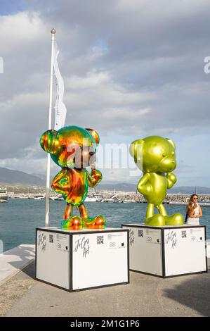 Arte contemporanea, JoGis Bear arte in mostra nel porto di Puerto Banus, Andalusia, Costa del Sol, Spagna. Foto Stock