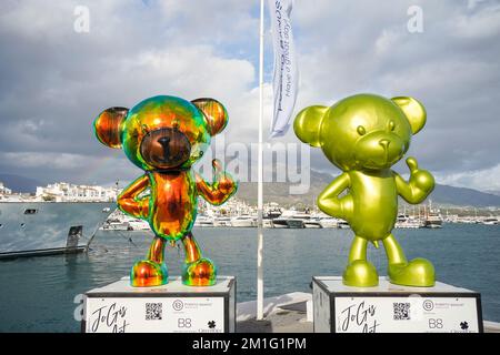 Arte contemporanea, JoGis Bear arte in mostra nel porto di Puerto Banus, Andalusia, Costa del Sol, Spagna. Foto Stock