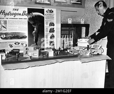 Lobby Display in The Ritz - ABC Cinema in Cleethorpes, Lincolnshire, Inghilterra nel 1958 avvertimento di attacco nucleare da bomba a idrogeno con attrezzature di sicurezza in vista Foto Stock