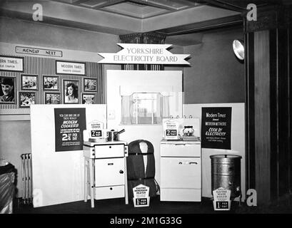 Salone promozionale per cucine elettriche nel Ritz - ABC Cinema a Cleethorpes, Lincolnshire, Inghilterra nel 1956 circa durante una ristampa di CHARLIE CHAPLIN e PAULETTE GODDARD in MODERN TIMES 1936 regista / scrittore / produttore / musica CHARLES CHAPLIN Silent film con effetti sonori Charles Chaplin Productions / United Artists Foto Stock