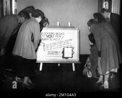 Lobby Display in The Ritz - ABC Cinema in Cleethorpes, Lincolnshire, Inghilterra nel 1949 con i Patroni del Cinema che leggono il telegramma di ANNA NEALGE ringraziandoli per i auguri di compleanno durante la gestione del suo film MAYTIME A MAYFAIR Foto Stock