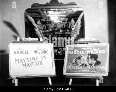 Lobby Display in The Ritz - ABC Cinema in Cleethorpes, Lincolnshire, Inghilterra nel 1949 per ANNA NEAGLE e MICHAEL WILDING in MAYTIME IN MAYFAIR 1949 regista HERBERT WILCOX sceneggiatura Nicholas Phipps Herbert Wilcox Productions / British Lion Film Corporation Foto Stock