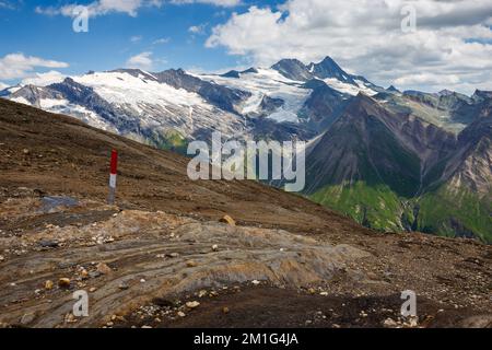 Vista sul gruppo Glockner dal sentiero della Slesia (Höhenweg) / Glocknertrail. Valle del Dorfer. Osttirol. Hohe Tauern Nationalpark. Austria. Europa. Foto Stock