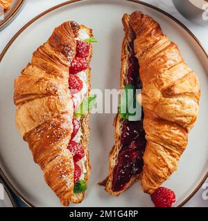 Croissant con lamponi freschi Foto Stock