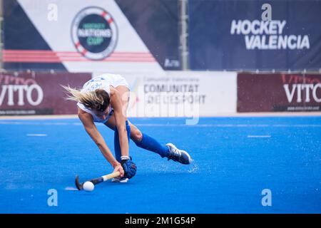 Valencia, Spagna. 12th Dec, 2022. Ivanna Pessina d'Italia #28 visto in azione durante la FIH Hockey Women's Nations Cup Spagna 2022 a Poliesportiu Municipal Verge del Carme.(punteggi finali; Irlanda 2:1 Italia ) Credit: SOPA Images Limited/Alamy Live News Foto Stock