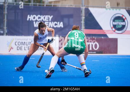 Valencia, Spagna. 12th Dec, 2022. Ivorna Pessina d'Italia #28 e Kathryn Mullan d'Irlanda #9 in azione durante la FIH Hockey Women's Nations Cup Spagna 2022 al Poliesportiu Municipal Verge del Carme.(risultati finali; Irlanda 2:1 Italia ) (Foto di Vicente Vidal Fernandez/SOPA Images/Sipa USA) Credit: Sipa USA/Alamy Live News Foto Stock