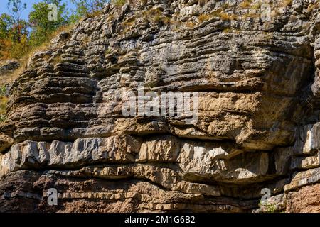 Ammira le formazioni geologiche della gola del fiume Boljetin nella Serbia orientale Foto Stock