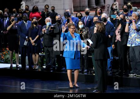 Il sindaco Karen Bass (democratico di Los Angeles, California), è giurato dal vice presidente degli Stati Uniti Kamala Harris durante una cerimonia inaugurale a Los Angeles, California, Stati Uniti, domenica 11 dicembre, 2022. Un congresso di sei-termine, basso il mese scorso è stato eletto come la prima femmina e il secondo sindaco nero di Los Angeles che corrono su una piattaforma che ha sottolineato i suoi inizi come organizzatore di comunità ed esperienza come legislatore veterano a Sacramento e Washington. Credito: Eric Thayer/Pool tramite CNP/MediaPunch Foto Stock