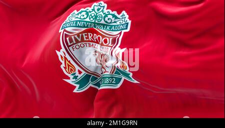 Liverpool, Regno Unito, 2022 maggio: Onda della bandiera del Liverpool Football Club. Liverpool F.C. è una squadra di calcio inglese professionale. Sfondo a trama di tessuto. Foto Stock