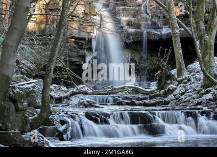 Summerhill Force, Teesdale, County Durham, Regno Unito. 12th dicembre 2022. Meteo nel Regno Unito. Le condizioni di gelo con ghiaccio e neve creano alcune meravigliose scene invernali alla Summerhill Force nel Nord Pennine, nel Nord-est dell'Inghilterra questo pomeriggio. Credit: David Forster/Alamy Live News Foto Stock