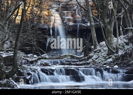 Summerhill Force, Teesdale, County Durham, Regno Unito. 12th dicembre 2022. Meteo nel Regno Unito. Le condizioni di gelo con ghiaccio e neve creano alcune meravigliose scene invernali alla Summerhill Force nel Nord Pennine, nel Nord-est dell'Inghilterra questo pomeriggio. Credit: David Forster/Alamy Live News Foto Stock