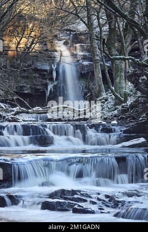 Summerhill Force, Teesdale, County Durham, Regno Unito. 12th dicembre 2022. Meteo nel Regno Unito. Le condizioni di gelo con ghiaccio e neve creano alcune meravigliose scene invernali alla Summerhill Force nel Nord Pennine, nel Nord-est dell'Inghilterra questo pomeriggio. Credit: David Forster/Alamy Live News Foto Stock