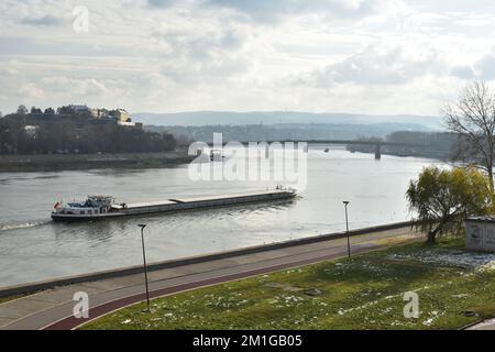 Battello fluviale che passa sul Danubio a Novi Sad con vista sulla fortezza di Petrovaradin Foto Stock