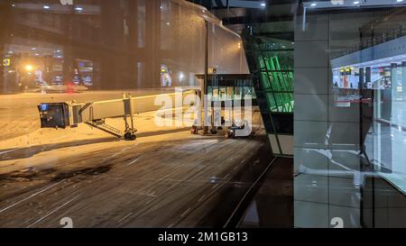 Vista dalla lounge dell'aeroporto al campo d'aviazione notturno innevato Foto Stock