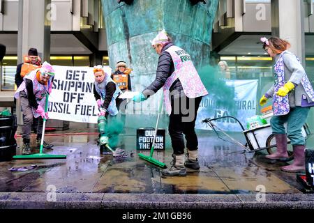 Londra, Regno Unito. 12th dicembre 2022. Gli attivisti della ribellione oceanica organizzano una dimostrazione drammatica al di fuori dell'agenzia delle Nazioni Unite, l'Organizzazione marittima internazionale (IMO), mentre si apre la conferenza del Comitato per la protezione ambientale marittima (MEPC). Gli attivisti chiedono la dimezzazione delle emissioni dei trasporti marittimi entro il 2030 e la rimozione dei combustibili fossili dall’industria. Credit: Undicesima ora di Fotografia/Alamy Live News Foto Stock