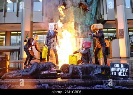 Londra, Regno Unito. 12th dicembre 2022. Gli attivisti della ribellione oceanica organizzano una dimostrazione drammatica al di fuori dell'agenzia delle Nazioni Unite, l'Organizzazione marittima internazionale (IMO), mentre si apre la conferenza del Comitato per la protezione ambientale marittima (MEPC). Gli attivisti chiedono la dimezzazione delle emissioni dei trasporti marittimi entro il 2030 e la rimozione dei combustibili fossili dall’industria. Credit: Undicesima ora di Fotografia/Alamy Live News Foto Stock