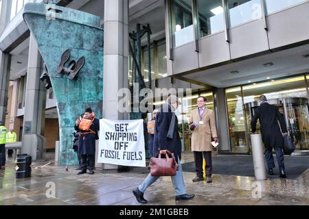 Londra, Regno Unito. 12th dicembre 2022. Gli attivisti della ribellione oceanica organizzano una dimostrazione drammatica al di fuori dell'agenzia delle Nazioni Unite, l'Organizzazione marittima internazionale (IMO), mentre si apre la conferenza del Comitato per la protezione ambientale marittima (MEPC). Gli attivisti chiedono la dimezzazione delle emissioni dei trasporti marittimi entro il 2030 e la rimozione dei combustibili fossili dall’industria. Credit: Undicesima ora di Fotografia/Alamy Live News Foto Stock