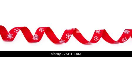 Banner con un nastro rosso riccio luminoso con fiocchi di neve su sfondo bianco. Spazio di copia. Il concetto di Natale, San Valentino e regali. Foto Stock