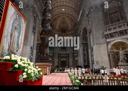 Vaticano, Vaticano. 12th Dec, 2022. Italia, Roma, Vaticano, 2022/12/12 Papa Francesco tiene la messa per la Madonna di Guadalupe a S. La basilica di Pietro in Vaticano Fotografia di Vatican Mediia/Catholic Press Photos . LIMITATO ALL'USO EDITORIALE - NESSUN MARKETING - NESSUNA CAMPAGNA PUBBLICITARIA. Credit: Independent Photo Agency/Alamy Live News Foto Stock