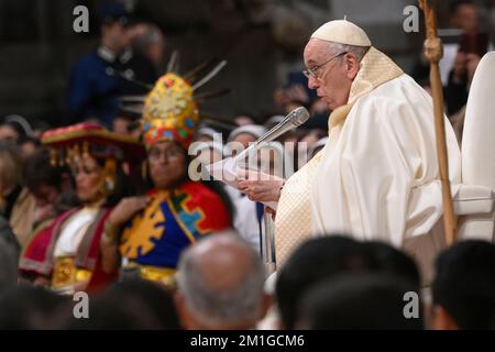 Vaticano, Vaticano. 12th Dec, 2022. Italia, Roma, Vaticano, 2022/12/12 Papa Francesco tiene la messa per la Madonna di Guadalupe a S. La basilica di Pietro in Vaticano Fotografia di Vatican Mediia/Catholic Press Photos . LIMITATO ALL'USO EDITORIALE - NESSUN MARKETING - NESSUNA CAMPAGNA PUBBLICITARIA. Credit: Independent Photo Agency/Alamy Live News Foto Stock