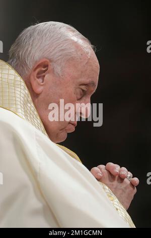 Vaticano, Vaticano. 12th Dec, 2022. Italia, Roma, Vaticano, 2022/12/12 Papa Francesco tiene la messa per la Madonna di Guadalupe a S. La basilica di Pietro in Vaticano Fotografia di Vatican Mediia/Catholic Press Photos . LIMITATO ALL'USO EDITORIALE - NESSUN MARKETING - NESSUNA CAMPAGNA PUBBLICITARIA. Credit: Independent Photo Agency/Alamy Live News Foto Stock