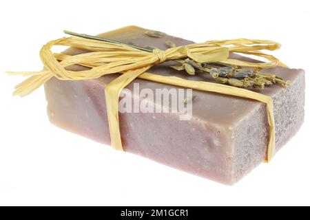 sapone di lavanda fatto a mano isolato su sfondo bianco Foto Stock