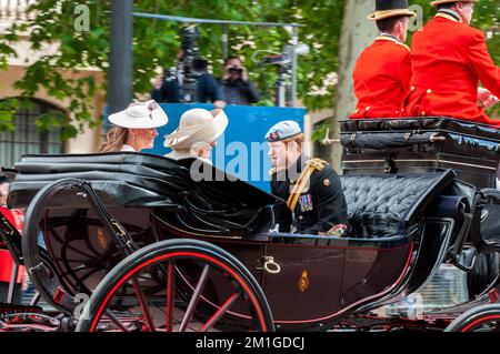 Principe Harry in uniforme, con Kate, Duchessa di Cambridge e Camilla, Duchessa di Cornovaglia. La ricerca del colore 2013 nel Mall, Londra, Regno Unito Foto Stock
