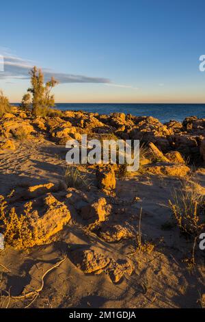 Horizon au coucher du soleil sur la Méditerranée depuis les rocers de la Corniche à Sète Foto Stock