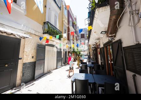 Famiglia di turisti che si svegliano nelle strade Bari, Puglia, Sud Italia. Foto Stock