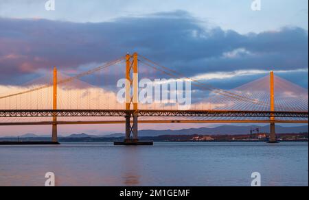 All'alba, Firth of Forth, Scozia, Regno Unito, sorge un'alba rosa su Queensferry Crossing e i ponti di Forth Road Foto Stock