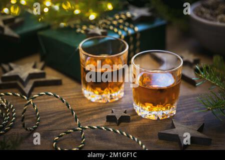 Due bicchieri di whiskey o bourbon con decorazione per le feste Foto Stock