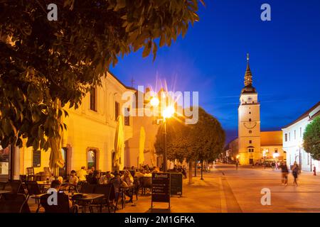 Trnava (Tyrnau): Zona pedonale strada Hlavna, Municipio torre in , , Slovacchia Foto Stock