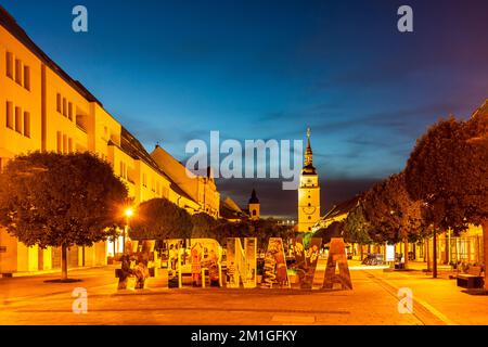 Trnava (Tyrnau): Zona pedonale strada Hlavna, Municipio torre in , , Slovacchia Foto Stock