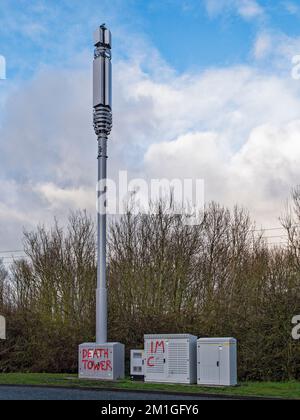 Torre cellulare UK con graffiti Foto Stock